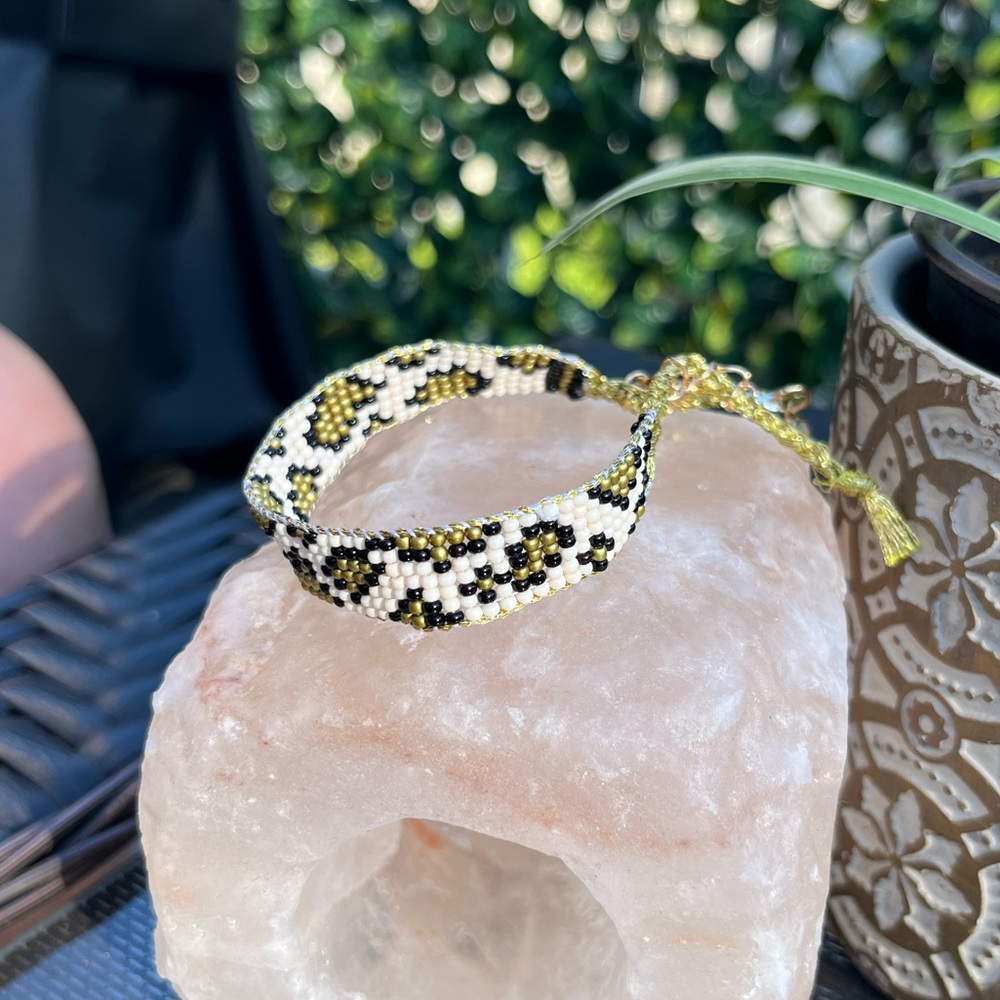 ✨ Handmade Beaded Loom Bracelet✨
– Petite Collection: 💛Safari Diva🐆
